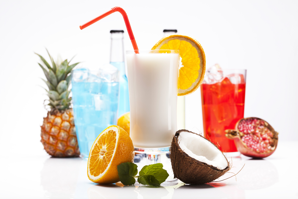 白幕上的异域风情 解读酒精饮品与水果的静物美学