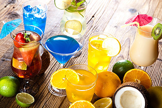 海韵微醺 自然色调中的酒精饮料艺术