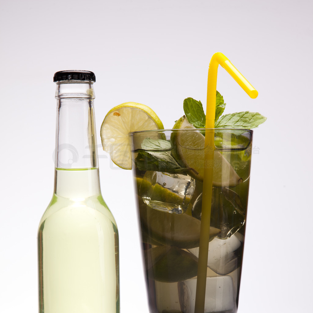 异国情调的酒精饮料套装 白色背景下的艺术呈现